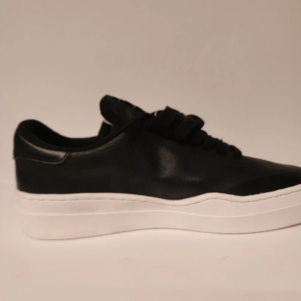 Article No. Black Casual Running Low-Top Sneakers Men’s Black & White Size 7